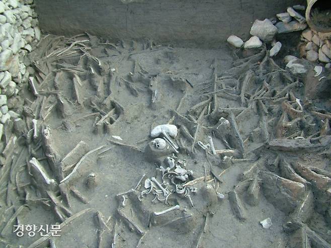 동래읍성 해자에서는 임진왜란 발발 초기인 1592년 4월15일 벌어진 동래성 전투 직후의 참혹한 광경을 재현할 수 있다. 죄없는 민간인들이 떼죽음을 당해 이곳에 버려졌음을 알 수 있다. |경남문화재연구원 제공