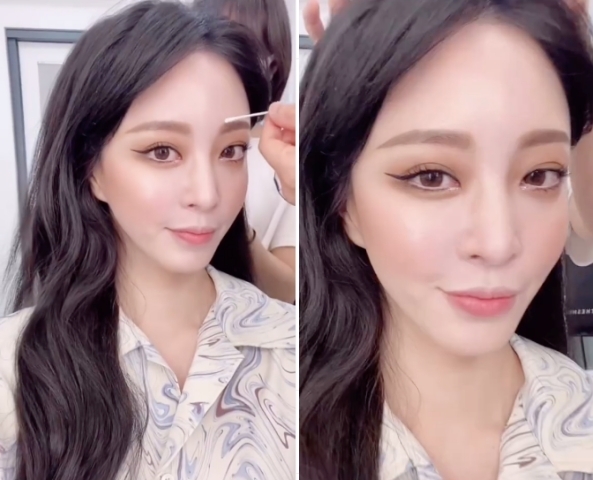 Actor Han Ye-seul shows off bold Make upHan Ye-seul posted a video on his 17th day with an article entitled GET READY WITH ME on his instagram.Han Ye-seul in the public video is filming a make-up.Han Ye-seul boasts a ceramic skin that does not show any pores even in close-ups, and is surprised by its cool features.In particular, Han Ye-seul, who shows off his daily life, is also fully digesting the lip Make up of bold colors, and shows off his superior visuals with a bright smile toward the camera.The netizens who have seen this are responding such as It is so beautiful, This sister who matches the green color, I am digesting this lip color, It is beautiful today.Meanwhile, Han Ye-seul recently released a 10-year-old younger persons Boy friend through personal SNS.Han Ye-seuls Boy friend is known as a play actor and has been reported to have started his devotion since September last year.Han Ye-seul SNS