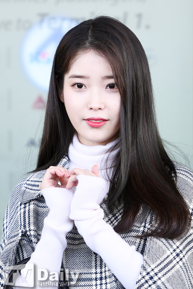 Singer and Actor IU (29), who are in their twenties, are exercising good influence through various donations.The IU has been steadily delivering Donation news since its debut.It has been influential not only in national disasters such as forest fires and disease spreads, but also on various anniversaries such as Christmas.The amount of Donation known during the past year is more than 1 billion.The fact that he had been secretly donating for Gwacheon citizens for three years in May alone was revealed through the Service account of Gwacheon Mayor Kim Jong-cheon and he also joined the Inse Donation with the cast of KBS2s The Joy of Dialogue.This also led to the Birthday Donation.On May 16, IU, which celebrated Birthday, Donated 500 million Ones to the Purme Foundation, the corporate corporation Yeouldol, the Korea Childrens Cancer Foundation, the Seoul Childrens Welfare Association, the Korea For Keeps Family Association, and the Korea Vulnerable Older One Foundation on the 15th, the day before.Anna Nicole Smith is a name that combines his name with fan club Anna Nicole Smith. IU has also used the name in Donation, which commemorates the release of its fifth album in March.Donation will be used for children and adolescents suffering from rare diseases, single-parent families, elderly living alone, and children who are protected and are self-reliant.According to his agency EDAM Entertainment, IU decided to Donation to hold the hands of twenty-something finale birthday, Anna Nicole Smith, and share a warm heart and celebrate today.The Donation certificate was released through the SNS account of the agency and spread the Donation.To respond, fans showed off their firepower, too: They voted through the idol ranking service Choi Adol, and passed the target and made the IU a Donation Fairy.500,000 One, created through the efforts of fans, is delivered to the Mill Welfare Foundation under the name of IU and is used as a fund for people with disabilities isolated by Corona 19.Fans have been participating in Donation events with IU through various online communities.Donation money and blood donations to various welfare foundations, volunteer activities, and responded to the good deeds of the IU and showed desirable entertainers and fans.