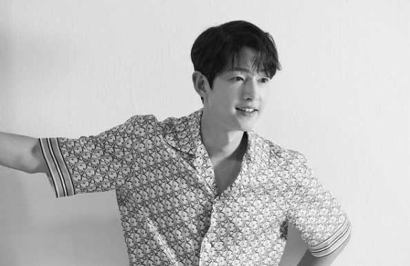 Actor Song Joong-ki has caught Eye-catching by revealing the recent situation in which the Irreplaceable You Piece is a visual.On the 17th, Song Joong-ki official Instagram posted a picture with a hashtag called #Song Joong-ki # songjoongki.The photo shows Song Joong-ki posing in a shirt with a colorful pattern printed on it.Song Joong-ki, who is smiling like a piece visual, is admiring.The charm that seems to be exquisitely combined with the aura of the southern gods who show off the perfect visual and the sunny boy beauty captivates Eye-catching.On the other hand, Song Joong-ki has played the role of Vincenzo in the TVN drama Vincenzo which recently ended.