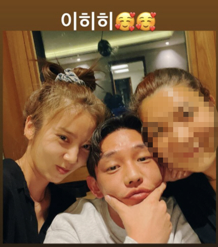 Singer and actor Son Dam-bi has certified his close relationship with Yoo Ah-in.Son Dam-bi revealed on Thursday that he had a meeting with Yoo Ah-in on his personal Instagram story, a Historical site.The three people gathered on the birthday of a common acquaintance of the two took a selfie opening in a slightly drunken appearance.Son Dam-bi Yoo Ah-ins relationship is long overdue.Son Dam-bi has already attended the VIP premiere of Yoo Ah-ins film Kang Cheol-i in 2013, and is close enough to attend the back-up of the 2015 film Veteran shortly after the premiere.The two are close friends with their acquaintances as well as the official seats such as fashion shows as well as the Historical site that shares regular bars.Moreover, in 2020, Yoo Ah-in showed his righteousness by appearing on MBC I live alone with Son Dam-bi fixed.Meanwhile, Son Dam-bi recently launched an underwear brand.