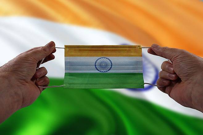 인도 국기가 인쇄된 마스크. 화이자와 모더나의 백신이 인도발 변이 코로나를 막을 수 있다는 연구 결과가 잇따라 나왔다./pixabay