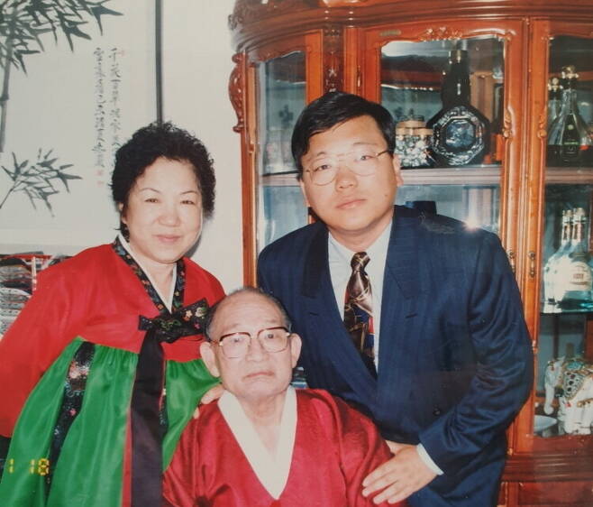 1990년 이종기 변호사(아래)가 가족들과 찍은 사진. 이충영씨 제공