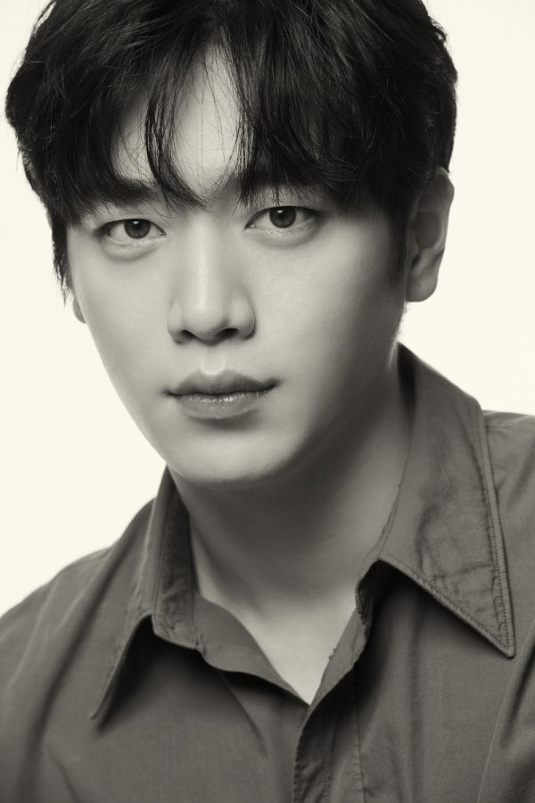 Actor Seo Kang-joon has been selected as the leading Actor in Korea.Sogangjun was selected as KOREAAN ACTORS 200 and participated as an Actor representing Korean movies.In the photo released by his agency, Man of Creation, Sogang Jun captures his Sight with a deep eye and intense aura like a person in a black and white movie.Seo Kang-joon has been attracting attention since she took a snow stamp on the audience through her screen debut film My Love My Bride, followed by Beauty Inside and Sorry I Love You Thank You.In particular, this time, Sogangjun will show a new charm through the movie once again as a singer-songwriter and radio DJ Character who has reached its peak after a long period of obscurity in Happy New Year.In addition, Sogang Jun is reviewing not only the film activities but also the return to the house.Soo Yeon Lee, who wrote the Secret Forest series and Life, is being cast as the main Character of the new work Zero (0) and is considering appearing.Sogangjun is planning to target both the screen and the house theater, and he is determined to show a more mature appearance as he has a short gap.Meanwhile, the KOREAAN ACTORS 200 campaign will continue to promote overseas special sites, which are maintaining a hot response overseas, by planning global exhibitions such as the publication THE ACTOR IS PRESENT, North America, Europe and China, as well as continuing overseas promotion in 2021.