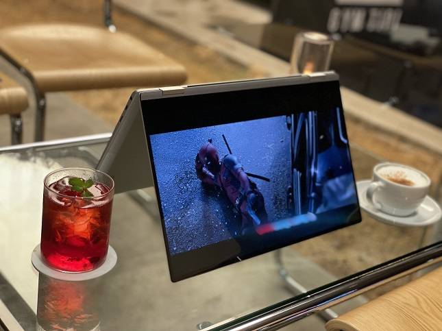 영화 등 동영상을 볼 때는 갤럭시북 프로 360을 '텐트 모드'로 두면 된다. /사진=백유진 기자 byj@