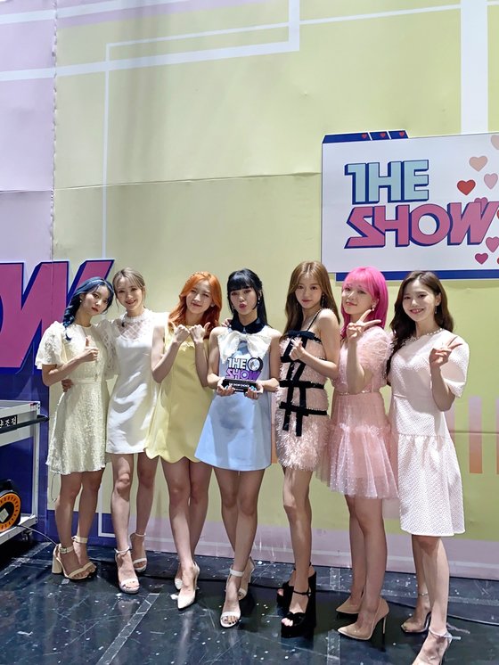 OH MY GIRL has started the number one hut.On SBS MTV The Show broadcast on the 18th, OH MY GIRL took first place with the new song DUN DUN DANCE (Dun Dunn Dance).OH MY GIRL said, I prepared hard with the members, and many people are proud and happy to have I like you.Thank you so much to our Miracle (fan club), he said, revealing his unwavering fan love.OH MY GIRL, who set up a comeback stage on the day, presented the title song DUN DUN DANCE and the song Dear You (Deer You) on the eighth mini album.With lyrical sensibility and youthful and plump energy, OH MY GIRLs charm was emitted and filled the stage.DUN DUN DANCE is showing strong performance in the music video views, starting with the top of the major music charts in Korea.In addition, OH MY GIRL recorded the highest sales volume since its debut, and proved to be hot topic by winning the top spot in music broadcasting.OH MY GIRL will continue its broadcasting activities actively in the future.