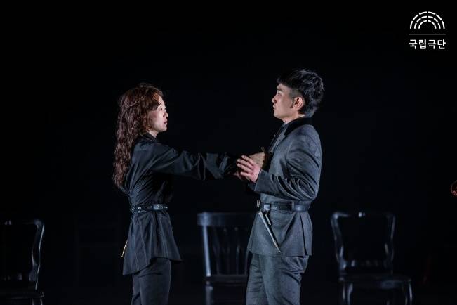 배우 이봉련에게 백상 여우주연상을 안겨준 국립극다 연극 ‘햄릿’의 한 장면. 국립극단 제공