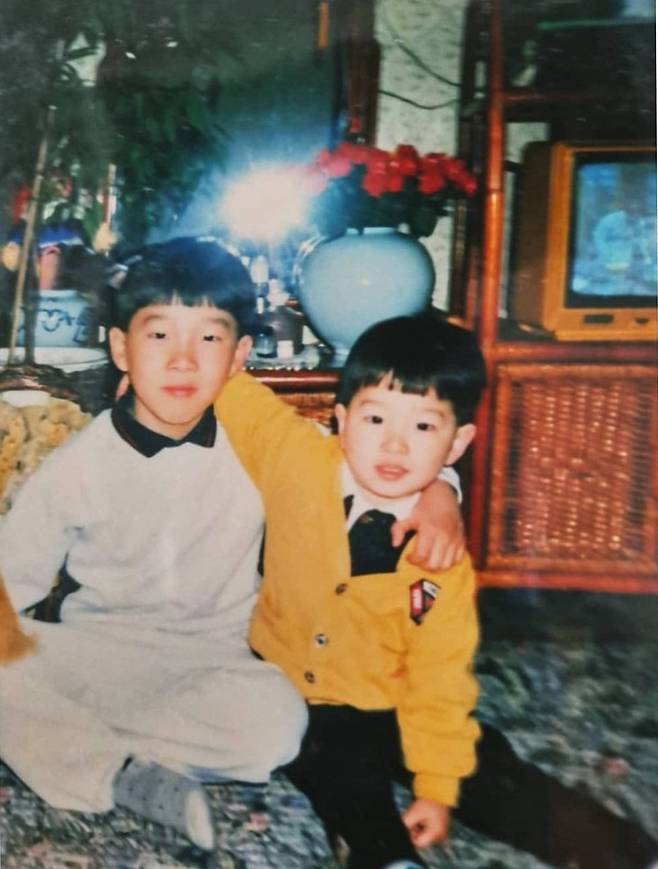 Actor Dong Hyun-bae celebrated Birthday of his brother, the BIGBANG Sun.Dong Hyun-bae said on his 18th day, Happy Birthday to my beloved brother and HAPPY BIRTHDAY MY BRO.Along with this, he released a photo of Dong Hyun-bae and the Suns childhood, which he shared with his two brothers, who are proud of their shoulder-to-shoulder friendships, especially two brothers, who are similarly eye-catching.Dong Hyun-bae added, Dong Hyun-bae child, referring to Dong Hyun-bae, the real name of the sun.The sun, born May 18, 1988, celebrated its 34th birthday on the day; the sun also thanked fans for their birthday celebrations through the Instagram story.The sun said, I am reading well without missing every precious birthday letter you have uploaded, and I want to tell you that I am having a happier day.Every time I read each letter, I remember a lot of memories that I have been together for a while, and on the other hand, I feel sorry that I can receive such a great love.Dong Hyun-bae recently appeared on TVNs Whats the Boss: The Sun married actor Min Hyo-rin in February 2018.=