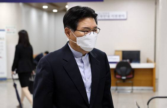 수십억 원대 횡령과 뇌물수수 혐의로 1심에서 실형을 선고받은 홍문종 전 국회의원이 20일 오전 서초구 서울고등법원에서 열린 항소심 공판에 출석하기 위해 법정으로 향하고 있다.(사진=연합뉴스)