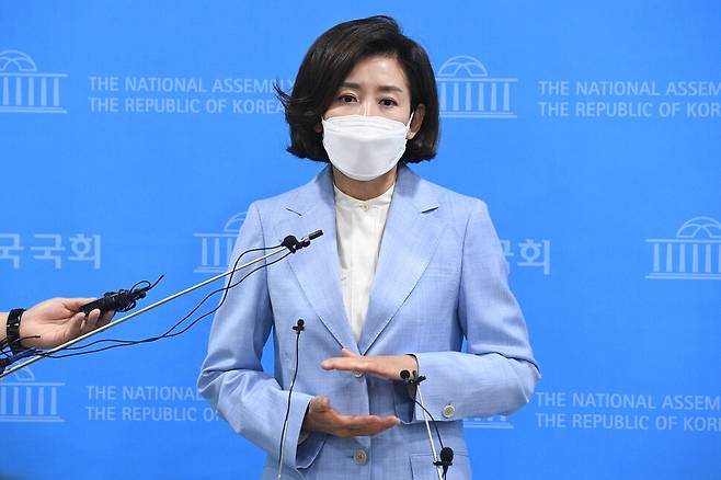 나경원 전 의원이 20일 오전 국회 소통관에서 당대표 경선 출마 선언 기자회견을 한 뒤 취재진의 질문에 답하고 있다. 연합뉴스