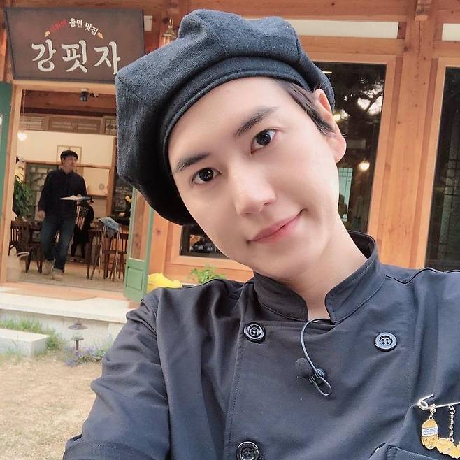 Super Junior Cho Kyuhyun has asked fans for SOSCho Kyuhyun wrote on his instagram on May 20, What the hell is this Pizza?! Gentlemen... you all know Im serious about Pizza?and posted a picture.In the photo, Cho Kyuhyun is wearing a uniform and emits warmth. Cho Kyuhyun said, Im studying hard again these days because Im in love with Pizza.I need your help all over the world, the most unique Pizza youve ever eaten, This is only available in our real country!If you have a unique Pizza!!! Put the hashtag #pizzaforKYU, please share it with a picture or video!! Delicious Pizza is good!!, adding that he expressed his passion for Pizza.The netizens who saw this responded such as Passion Good, Do you develop a new menu?, I am good at my business and make Pizza well.Earlier, Cho Kyuhyun made and sold Pizza himself on tvN Gang Restaurant 3; Cho Kyuhyun also earned the nickname Jo Pizza for his passion for Pizza.Meanwhile, Cho Kyuhyun made his debut in 2006 as a new member of Super Junior.Super Junior, which Cho Kyuhyun belongs to, released Sorry Sori, Beauty, You, and House Party.Cho Kyuhyun is active in various fields such as solo, entertainment as well as group activities.