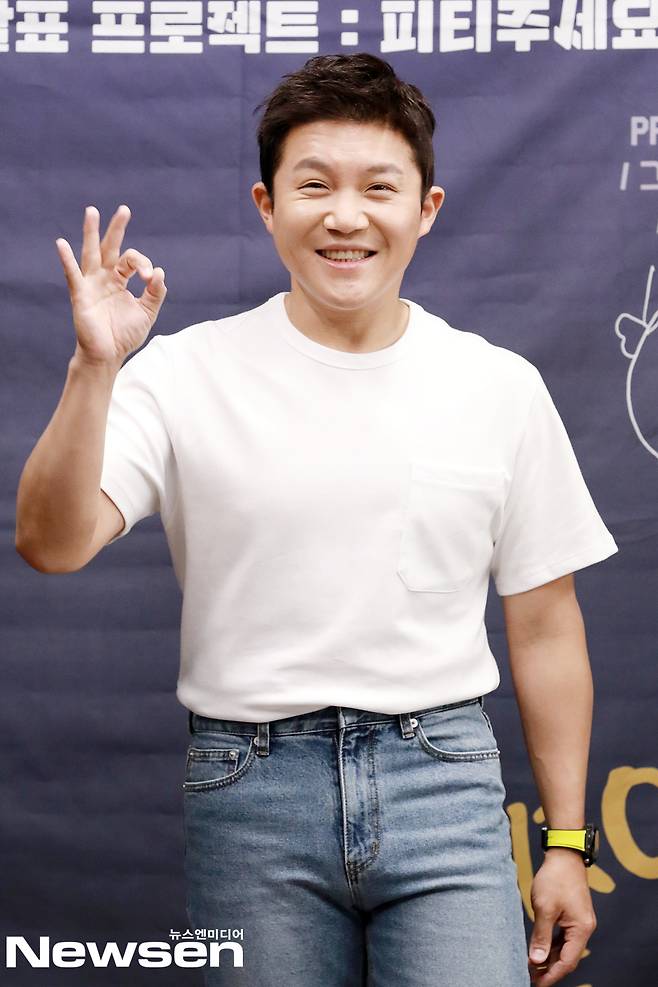 Comedian Jo Se-ho poses for the production of the Dingo X Euljirotaks Drab Duffy Online, which was held online on the afternoon of May 20th.Photos