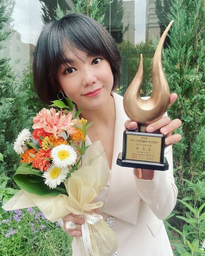 Actor Go Eun-ah won the award at the South Korean Art Mun Hwa In Co., Ltd.Go Eun-ah said on his Instagram on May 20, Thank you very much for giving me a meaningful and big prize. Go Eun-ah & I will be a better picture in the future # 9th South Korean Art Mun Hwa In Co., Ltd. Grand Prize # Broadcasting Artist # Go Eun-ah # Bang Hyo Jin.Go Eun-ah participated in the 9th South Korea Culture and Arts Awards ceremony held at Ramada Hotel in Gangnam-gu, Seoul on the same day.On this day, Go Eun-ah was named as the Awards of the Broadcasting Artists category.With the awards testimony, he took a trophy, a flower, and left a certification shot, capturing the attention of fans with beautiful beauty.Go Eun-ah recently revealed that he has succeeded in weight loss of 12kg.Meanwhile, Go Eun-ah made her debut as an advertising model in 2004; she is currently appearing on SBS Pluss entertainment show Toxoda.Myr (real name Bang Cheol-yong) is a pro-brother and group MBLAQ, and runs the YouTube channel Bangane.