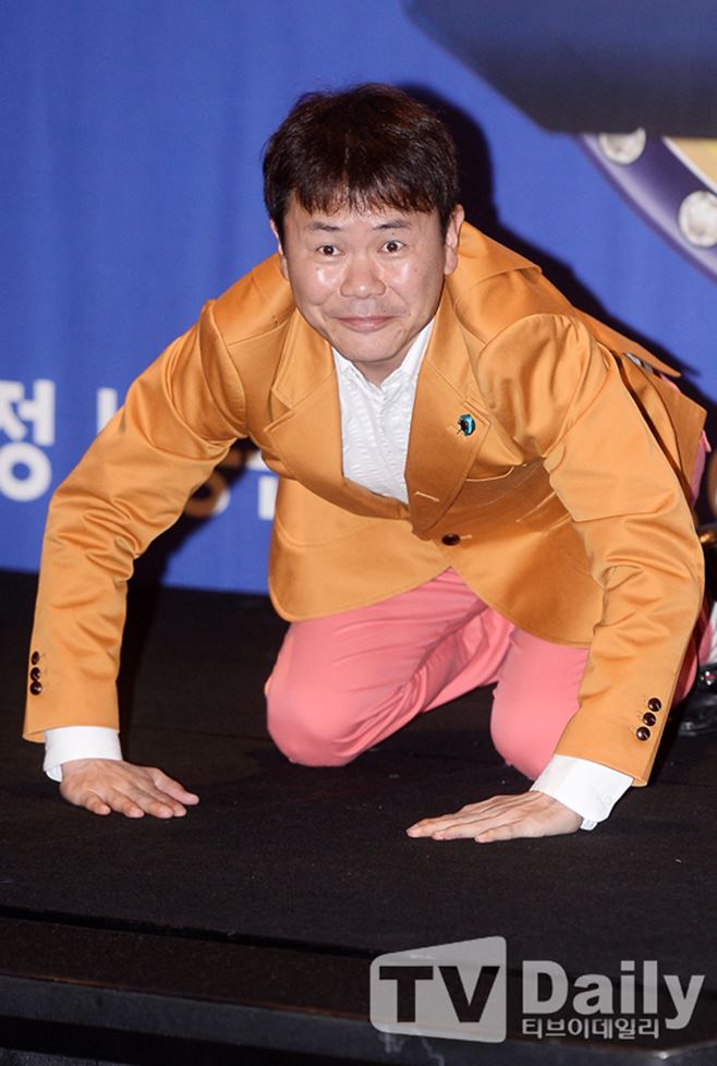 Kang Sung-bum, a comedian who made a stir with demeaning expressions of Deagu and Overseas Chinese, eventually apologized.Kang Sung-bum said on his YouTube channel community on the 20th, There was an expression that criticized Deagu and Overseas Chinese. There is no excuse; it was wrong.Im sorry, he bowed.Kang Sung-bum, who is active as a political critic YouTuber, recently pointed out that Lee Jun-seoks former power chief community parents area is Deagu and said, I personally want to get better overseas Chinese.Kang Sung-bum acknowledged that there was an expression criticizing Deagu and Overseas Chinese in the video, saying, I deleted the part, but I left it because it seemed to avoid criticism to delete the image itself.I would like to say that I am sorry to the Deagu people and the Overseas Chinese people Lee Jun-seoks parents and subscribers who would have been uncomfortable to see the video.Kang Sung-bum reported on the YouTube channel on the 19th that Lee Jun-seok, former chief community, was ranked first in the poll of the next peoples support for power.Now that the former Chief Committee is in the top spot, the former Chief Committee related week started to appear on the portal, and the story of Lee Jun-seoks father is Overseas Chinese.Kang Sung-bum said, Lees former Chief Committee is No, its ridiculous.Father, my mother said, Both of you are Deagu people. I personally heard about it and said (I wanted to) say that Overseas Chinese was better than Deagu. After the video was released, Lee Jun-seok, former chief Committee, told his SNS, I do not know what the expression of Overseas Chinese is better than Deagu, but everyone is too broken because of a few dollars of money.We are doing below-level broadcasting with a joint venture between the left and right. Kang Sung-bum has appeared in Gag Concert and has been famous for Suda Man. Recently, he has operated a personal YouTube channel Gang Sung Bum TV and has 350,000 subscribers.