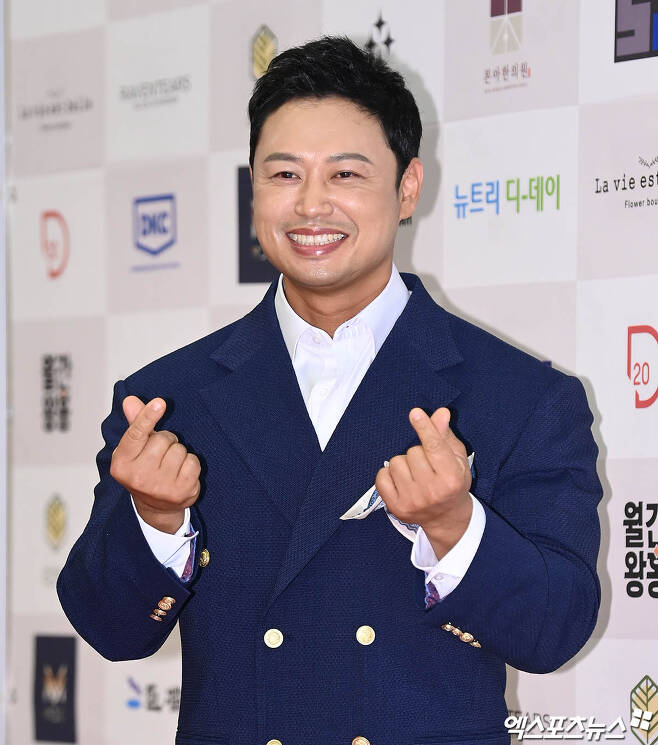 Trainer Yang Chi-seong, who attended the red carpet event of 9th Korea Arts and Culture Awards held at Ramada Hotel in Samseong-dong, Seoul on the afternoon of the 20th, is posing.