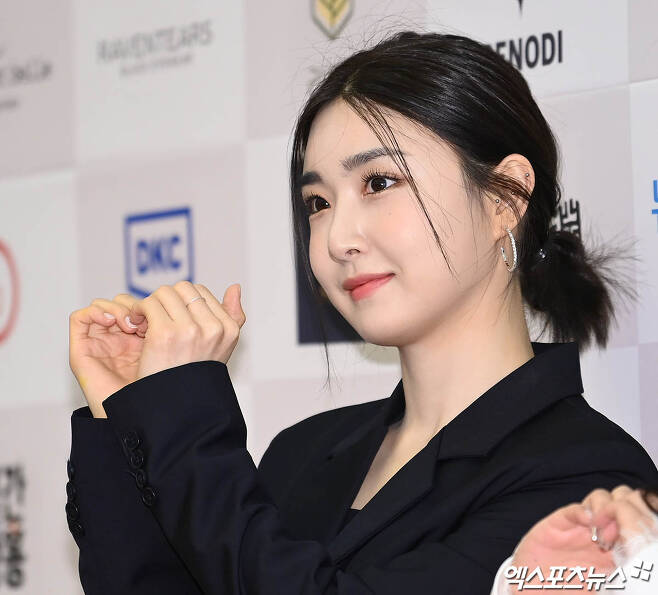 Brave Girls Yuna poses at the 9th Korea Arts and Culture Awards red carpet event held at the Seoul Samseong-dong Ramada Hotel on the afternoon of the 20th.