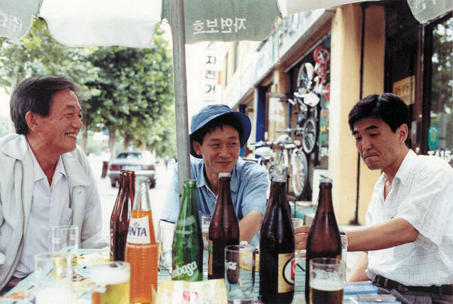 김민기(가운데)가 1991년 ‘겨레의 노래’ 공연 직후 서울 잠실에서 장일순(왼쪽), 김지하(오른쪽)와 함께 술자리를 하고 있다. 극단 학전 제공