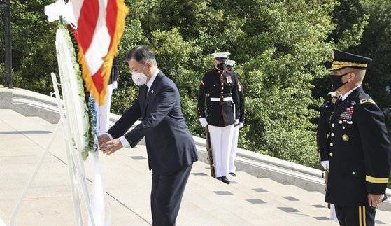 한미정상회담 참석차 미국 워싱턴을 방문중인 문재인 대통령이 20일(현지시간) 워싱턴DC인근 알링턴 국립묘지를 찾아 무명용사의 묘에 헌화하고 있다. 연합뉴스