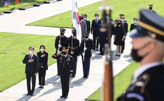 한미정상회담 참석차 미국 워싱턴을 방문중인 문재인 대통령이 20일(현지시간) 워싱턴DC인근 알링턴 국립묘지를 찾아 참배에 앞서 국기에 경례하고 있다. 연합뉴스