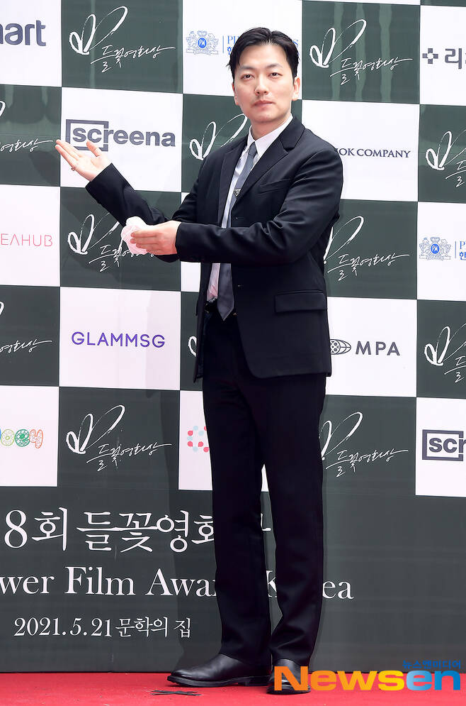 Actor Yi Dong-hwi poses at the 8th Wildflower Film Awards ceremony held at the Namsan Literature House in Jung-gu, Seoul, on the afternoon of May 21.