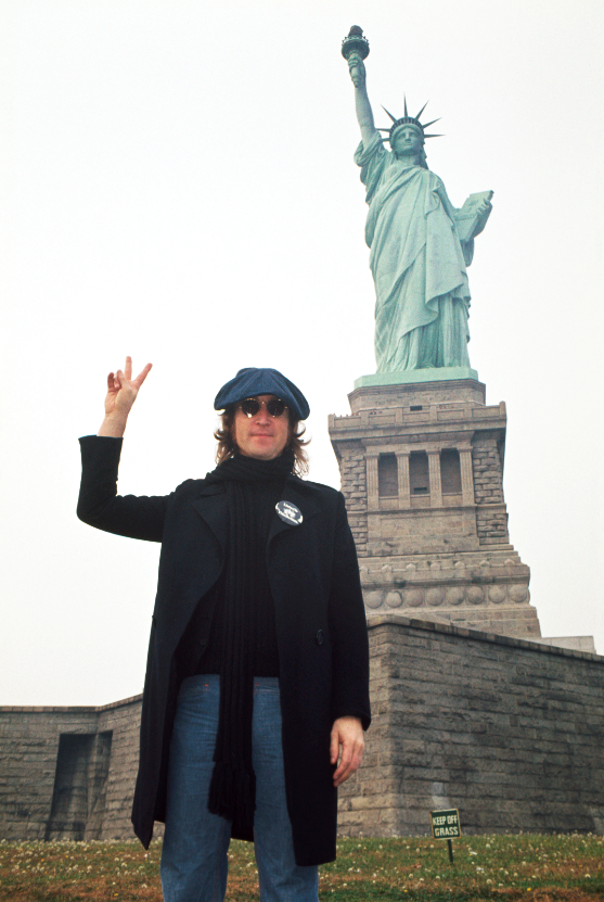 출처: © John Lennon in front of The Statue of Liberty, NYC. October 30, 1974, Gruen