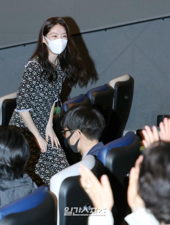 Actor Gong Seung-yeon is attending the stage greeting of the movie Allone Livers at CGV Shinchon Atreon in Seoul Seodaemun-GU Shinchon on the afternoon of the 22nd and communicating with Audiences.The movie Allonesa People (director Hong Seong-eun) is a story about our story that has a loneliness for one person. It was performed by Gong Seung-yeon, Jung Da Eun and Seo Hyun Woo.It opened on the 19th and is being screened at national theaters.