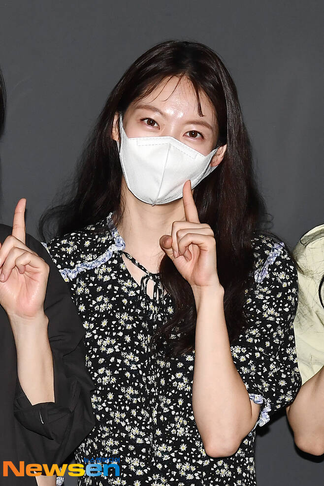 On the afternoon of May 22, CGV Shinchon Atreon, located in Changcheon-dong, Seoul Seodaemun-GU, stage greetings for the movie People Who Live Alone were held.On this day, Hong Seong-eun, Actor Gong Seung-yeon, Jung Dae-eun and Seo Hyun-woo attended the stage greeting.