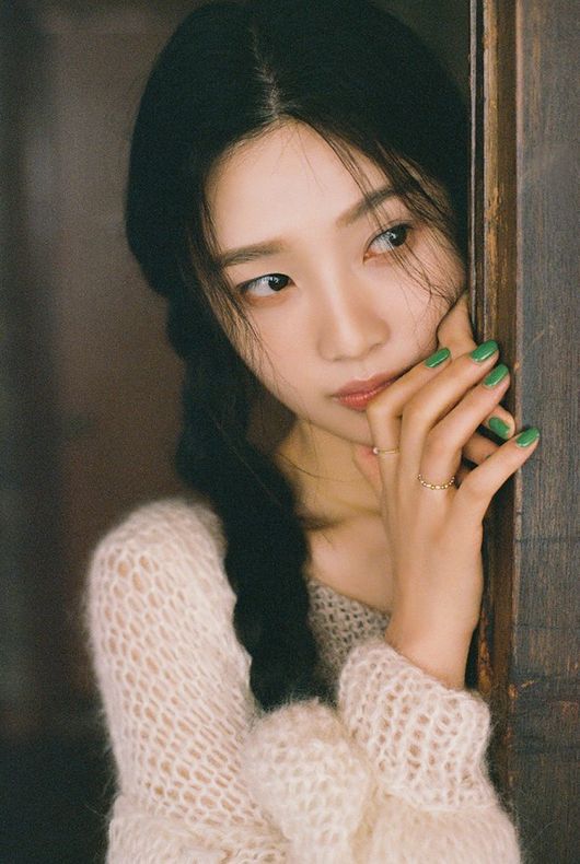 Group Red Velvet member Joy, who releases the Remake album, presents a warm echo with the song Be There For You.Joy caught the eye with his relaxed mood, refreshing charm by releasing mood sampler, track poster and teaser image that can meet the atmosphere of Be There For You in advance on the special album through the official Red Velvet SNS account at 0:00 today (22nd).Be There For You reinterpreted the song of Toy Story released in 1996 as a retro synthpop genre using various keyboard instruments such as Remake, piano, synth, and melody with Joys color.The lyrics contain a pure confession that you will always be with your precious person whenever you need it anywhere, and you can feel the warm sensibility by combining Joys clear and clear vocals.The special album also includes a total of six songs that remake a new remake of famous songs that have been loved by many in the 1990s and 2000s, including the title song Hello, which is enough to meet Joys charming tone, excellent singing ability, and music sensibility that encompasses all generations.Joy special album Hello will be released at 6 pm on the 31st and will be released on June 3.SM Entertainment Provides