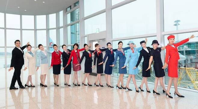 출처: 대한항공 객실승무원들이 역대 유니폼 11종을 입고 기념 촬영을 하는 모습