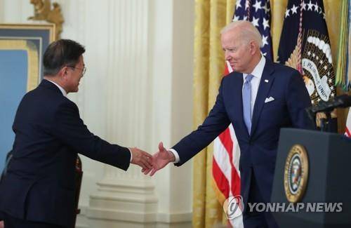 악수하는 문 대통령과 바이든 대통령 (워싱턴=연합뉴스) 최재구 기자 = 문재인 대통령과 조 바이든 미국 대통령이 21일 오후(현지시간) 워싱턴 백악관 이스트룸에서 열린 한국전쟁 명예 훈장 수여식에서 인사하고 있다. 2021.5.22