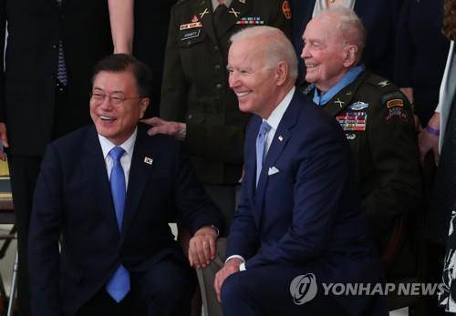 문 대통령, 훈장수여 가족과 기념촬영 (워싱턴=연합뉴스) 최재구 기자 = 미국을 방문 중인 문재인 대통령이 21일 오후(현지시간) 백악관 이스트룸에서 열린 한국전쟁 명예 훈장 수여식에서 조 바이든 미국 대통령, 랠프 퍼켓 주니어 예비역 대령 가족과 기념촬영을 하고 있다. 2021.5.22