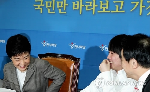당시 새누리당 비상대책위원장이었던 박근혜 씨가 2012년 2월 국회에서 열린 비대위회의에서 이준석 비대위원과 대화하고 있다. 당시 ‘쇄신’을 외친 새누리당은 한나라당에서 이름을 바꿨다. 사진=연합뉴스