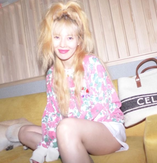 Singer Hyona reveals her strong sister ForceHyuna posted several photos on her Instagram account on Sunday.In the photo, Hyuna co-ordinated Konyaspor color Sock on Man to Man T-shirt with Pelargonium zonale, and Blond hair was tied high and gave a youthful atmosphere.Hyuna has offered charm with a variety of facial expressions.Hyuna has been in love with singer Dawn for six years and has been in public love since 2018.