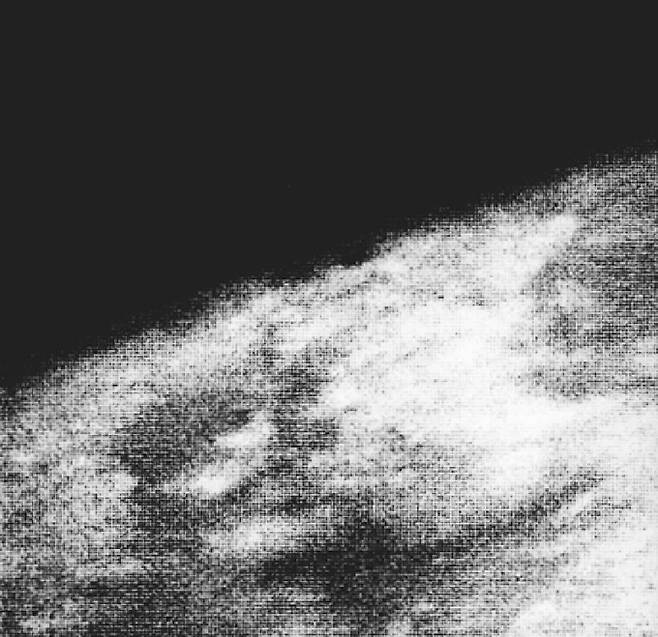 화성 탐사에 성공한 최초의 탐사선 매리너 4호. 근접비행하며 첫 사진 전송