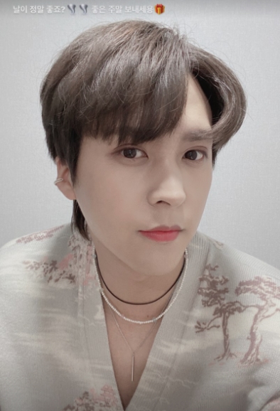 Group Highlight Son Dong-woon presented Beautiful selfie.Son Dong-woon posted a picture on his Instagram story on the 23rd with an article entitled Is the day really good? Have a good weekend?In the photo, Son Dong-woon took a selfie with stage costumes and hair make-up.Especially, the distinctive features and harmonious beauty catch the eye.Son Dong-woon appeared on KBS 2TV Comeback Home which was broadcast the previous day, and was recognized as David Award by the children of the group empire who were active in the same time as the Gangdong-gu Won Bin in the past school days.On the other hand, Highlight, which Son Dong-woon belongs to, released a new album The Blowing on the 3rd and received a lot of love with the title song Blowing.Photo: Son Dong-woon Instagram