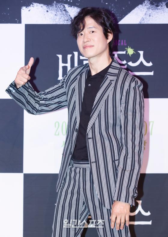 Actor Yoo Jun-sang attends the presentation of musical Beatle Juice live online on the afternoon of 24 Days and has photo time.Musical <Beatle Juice> is a work based on the same name movie <Beatle Juice (Ghost Class)> (1988), which is directed by Tim Burton, who has a thick fan base with a unique world view. It will be performed at the Grand Theater of Sejong Center for the Performing Arts from June 18 to August 7.