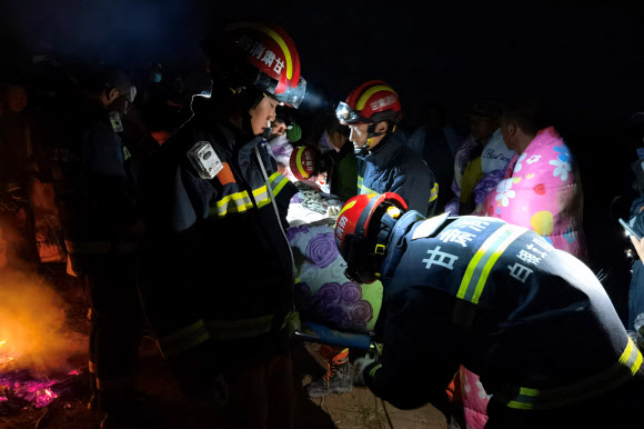 지난 22일 중국 간쑤성 바이인시에서 열린 100㎞ 산악마라톤 크로스컨트리 대회에서 참가자 21명이 악천후를 만나 숨진 가운데 구조대원들이 구조활동을 벌이고 있다.바이인 AFP 연합뉴스