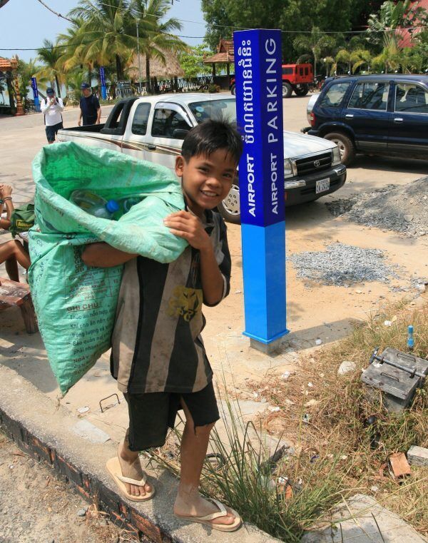 출처: 폐품이 든 마대 자루를 멘 캄보디아의 어린이. 이 아이가 형이었다. /김명상 기자