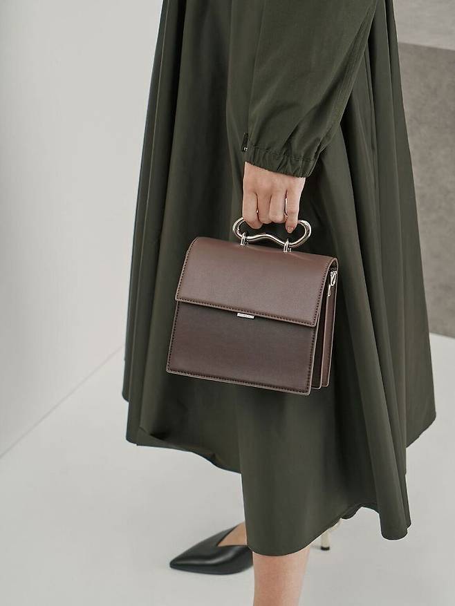 출처: 60 찰스앤키스 스컬처럴 메탈 핸들 백 (95,000원)