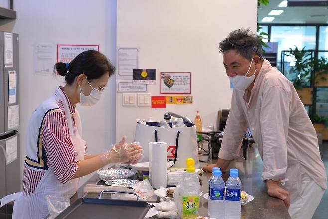 출처: 서울먹거리창업센터 오픈키친에서 대체육류로 햄버거를 만들고 있는 에이치엔노바텍 김양희 대표(좌)와 인사이터스 황현철 대표(우)