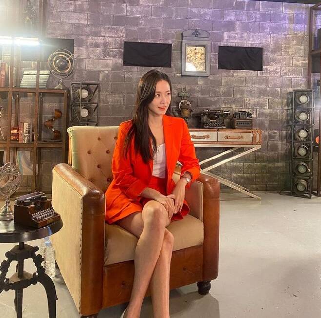 Seoul=) = Actor Hong Soo-hyun showed off his more watery Beautiful look ahead of marriage.On the 26th, Hong Soo-hyun posted a photo on Instagram promoting YouTube content Secret Agency.In the photo, Hong Soo-hyun posed in a red suit, showing a reversal story charm by creating a chic atmosphere, not the usual pure and elegant image.It reveals a sleek jaw line and a slender leg line, attracting attention.Hong Soo-hyun is ahead of the marriage ceremony on the 28th.The prospective groom is a non-entertainer of the same age, and the two men have serious relationship with the couple on the premise of marriage.