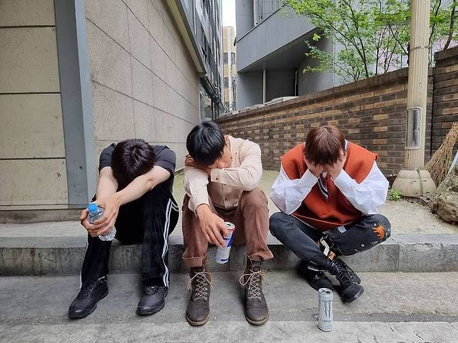 group ft islandMember and actor Lee Hong-gi told me about the recent situation during musical 1976 Harlan County practice.Lee Hong-gi posted a picture on his instagram on May 26 with an article entitled Daniel #Oh Jong-hyuk #Lee Hong-gi #Sandeul.In the photo, three people, Lee Hong-gi, Oh Jong-hyuk and Sandeul, sit side by side and bow their heads in musical practice costumes.Even though I covered my face, I felt tired and saddened.The netizens who encountered the posts commented on cheering such as Daniel hard work!, Hongstar fighting and Cheer up.Lee Hong-gi, Oh Jong-hyuk and Sandeul were cast as Daniel in the musical 1976 Harlan County held at Chungmu Art Center Grand Theater on May 28th.1976 Harlan County is a well-made large creative musical that depicts the story of the United States of Americas 1976 United States of America slavery, which has been abolished for more than 100 years.