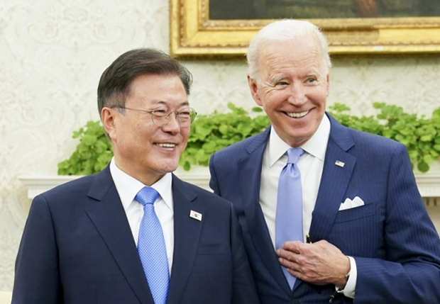 21일 오후(현지시간) 미국을 방문한 문재인 대통령이 백악관 오벌오피스에서 열린 소인수 회담에서 조 바이든 미국 대통령과 인사하고 있다.