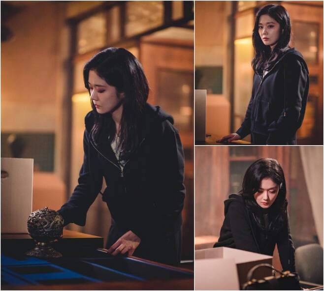 Hit the jackpot!Real Estate Jang Na-ra is saddened by the capture of the scene of Exorcism Goods Cleanup, which reveals a lonely look and empty eyes.KBS 2TV Wednesday-Thursday evening drama Hit the jackpot!Real Estate (playplayplay by Ha Su-jin, Lee Yeong-hwa, Jeong Yeon-seo/director Park Jin-seok/Produced Monster Union, May Queen Pictures) is a real estate agent, Exorcism, who became a bully in cooperation with Exorcism professional fraudster It is a life-friendly exorcism drama that fights the circles and the ghosts and releases the stories.Above all, in the last broadcast, Hong Ji-ah (Jang Na-ra) faced a crisis by repeatedly attempting Hong Mi-jins original marriage to know the truth of the day 20 years ago when Hong Mi-jin (Baek Eun-hye) died.Moreover, Hong Ji-ah said that he killed his mother to Oh In-bum (Jung Yong-hwa), who came to him while sitting on the floor of Hit the jackpot!Real Estate, and fell down and doubled his curiosity about the next episode.In this regard, the scene of Emptinless Packing, which Jang Na-ra has not been able to catch up with, is unfolding and concentrating his attention.In the drama, Hong Ji-ah puts the Exorcism goods in the box and looks at the empty table with his empty eyes.Hong Jia keeps her seat alone for a while with a complicated subtle face as she sees the exorcism items filled on the table disappear.Then Hong Ji-a, who was looking at the incense burner in the box, looked at the door as if he had decided something.It is noteworthy that Hong Ji-ah, who was in the mothers original marriage, eventually shook off the fake fantasy and saw the truth 20 years ago, and that he is trying to clear the Hit the jackpot!Real Estate full of memories with his mother and close the path of Exorcism.In the meantime, Jang Na-ra appeared with a bright smile ahead of the filming of the Emptiness Packing scene, and spewed a unique vitamin energy on the scene.However, Jang Na-ra has been immersed in emotions by recalling what was in the drama, such as looking at the exorcism products one by one.After that, Jang Na-ra, who looked at the table that was getting empty as the filming progressed, made the viewers breathe by expressing the complicated feelings of Hong Jia in the agony.This scene, which contains Hong Ji-ahs delicate sentiment line, would not have been completed without Jang Na-ras microfiber performance, the production team said. In the 13th (Wednesday) on the 26th, Hong Ji-ah, who tried to binge her mothers original soul, suffered another incident and became embroiled in various emotions.I hope you will be interested in watching the development of Hit the jackpot! Real Estate, which is unknown before a moment. On the other hand, KBS 2TV Wednesday-Thursday Evening drama Hit the jackpot!Real Estate 13th will be broadcast at 9:30 pm on the 26th (Wednesday).