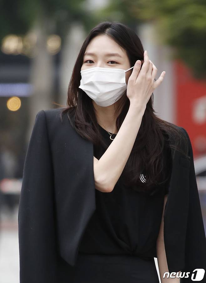 Seoul=) = Actor Esom is entering the station for SBS Radio Power FM Dooshi Escape Cult show at SBS in Mok-dong, Yangcheon-gu, Seoul on the afternoon of the 27th.2021.5.27