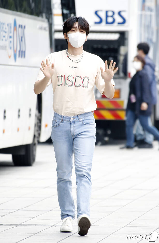 Seoul=) = Singer Jeong Se-woon is entering the broadcasting station for filming Tipemate Season 3 at SBS in Mok-dong, Seoul Yangcheon District on the afternoon of the 27th.2021.5.27