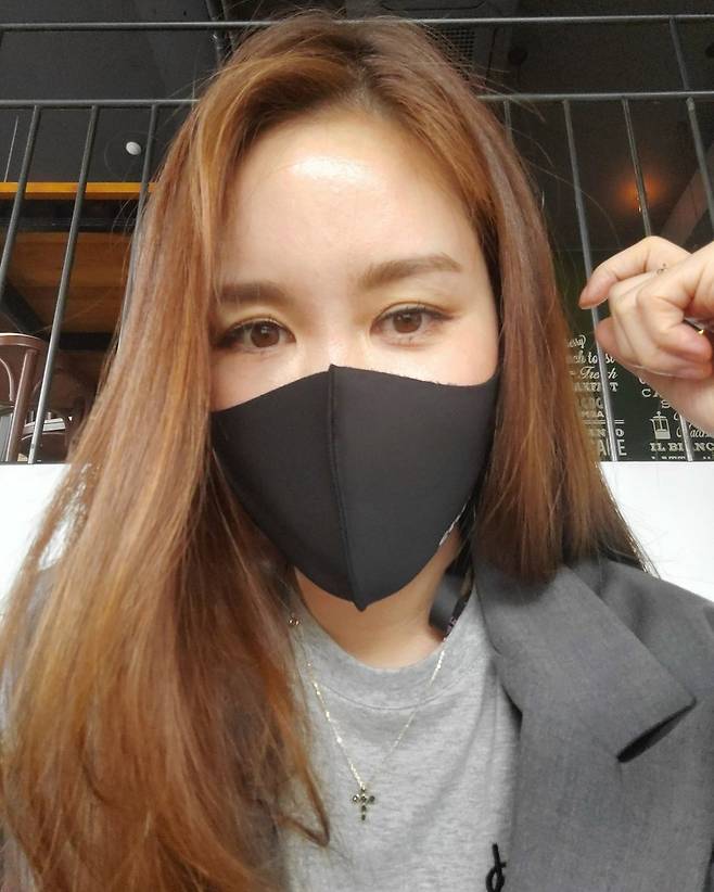 Chae Ri-na, from Roora, wore Mask and boasted a Ko So-young resemblance of beautiful looks.Chae Ri-na posted a picture on her Instagram page on the 27th, saying, If you write Mask...Inside the picture is a daily picture of Chae Ri-na: Chae Ri-na staring at the camera wearing a black Mask.Beautiful looks that are not covered by Mask in the atmosphere full of eyes attract attention.At this point, Chae Ri-na said, Sometimes, but I feel like Ko So-young Sister or I feel like Son Ye-jin. Do I spend my whole life writing Mask?He said, The reality is Chae Ri-na, and laughed.Meanwhile, Chae Ri-na married Park Yong-Geun, a six-year-old baseball player, in 2016.