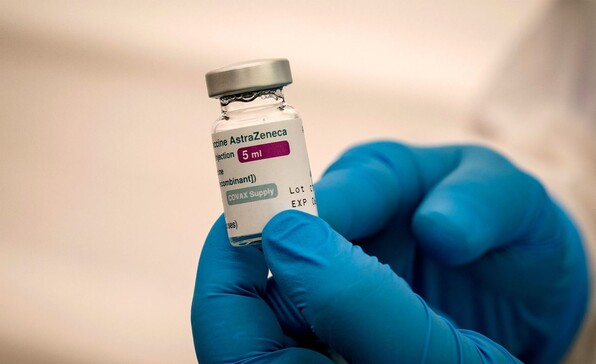 의료진이 아스트라제네카 코로나19 백신을 들고 있다. AFP 연합뉴스