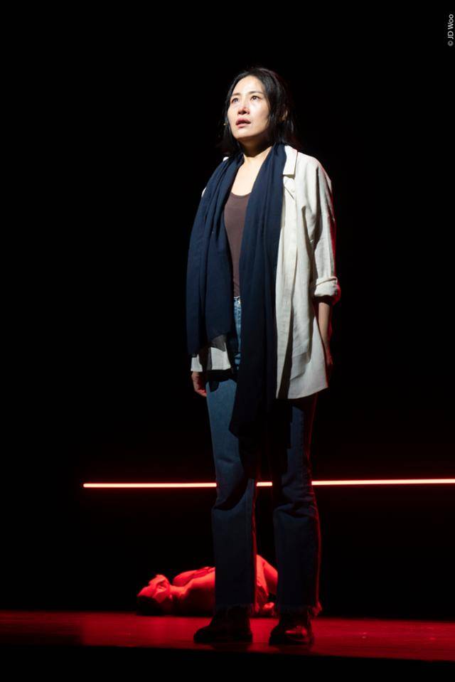 연극 '그을린 사랑'의 대사에서 반복되는 단어는 '함께'다. 주인공 나왈(이주영 분)은 "이제 우리 함께 있으니, 모든 게 다 괜찮아질 거야"라고 다짐하며 가혹한 운명을 버텨낸다. LG아트센터 제공