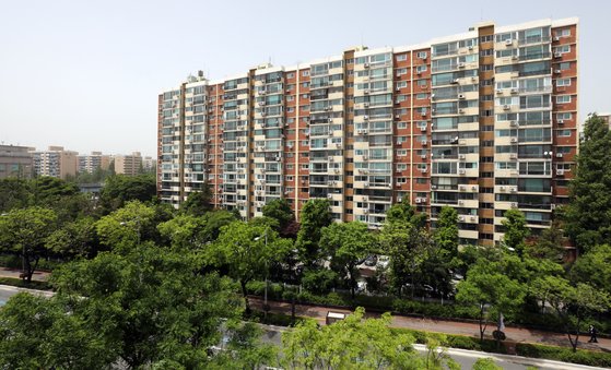 서울의 대표적인 부촌으로 꼽히는 강남구 압구정 현대아파트 모습. 뉴스1